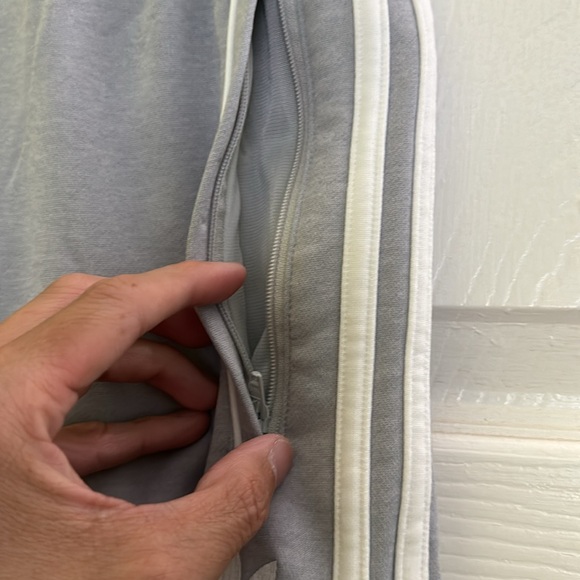 MEN’s Adidas 9” athletic shorts with zipper pockets size SMALL (28-30) - Picture 3 of 6